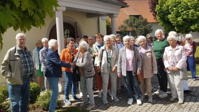 Die Mitglieder des DJK-Seniorenkreises Weiden vor der Marienkapelle in Obertresenfeld bei Vohenstrauß (Bild: Herma Krettner)