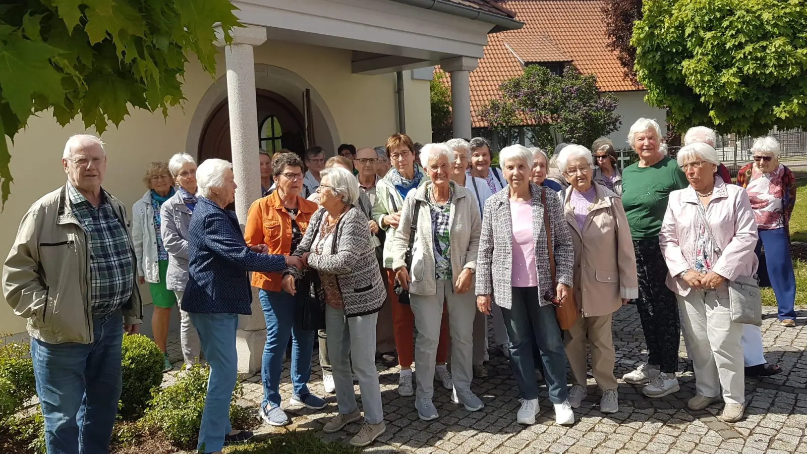 Die Mitglieder des DJK-Seniorenkreises Weiden vor der Marienkapelle in Obertresenfeld bei Vohenstrauß (Bild: Herma Krettner)