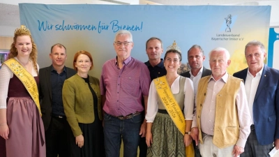 Von links Bayerische Honigprinzessin Anja, LVBI Präsident Stefan Spiegl, MdL Mia Goller, Helmut Heuberger, Richard Schecklmann, Bayerische Honigkönigin Elena, Bayr. Umweltminister Thorsten Glauber, Bernhard Lang, Bezirkstagspräsident Ofr. Henry Schramm. (Bild: Andreas Ackermann)