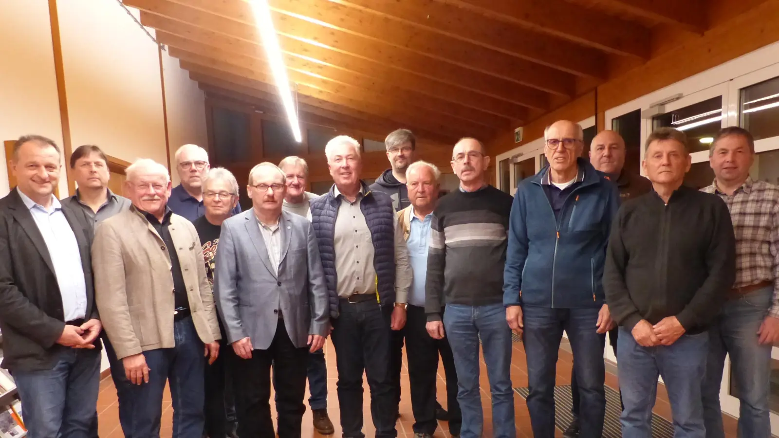 Bild: Vorsitzender Josef Varnhold (mitte) mit seiner Vorstandschaft, dem Dirigenten Holger Scheufler (siebter von rechts) und den Ehrengästen Bürgermeister Anton Kappl und der Vorsitzende des Sängerkreises Karl Hermann.  (Bild: Sieglinde Schärtl)