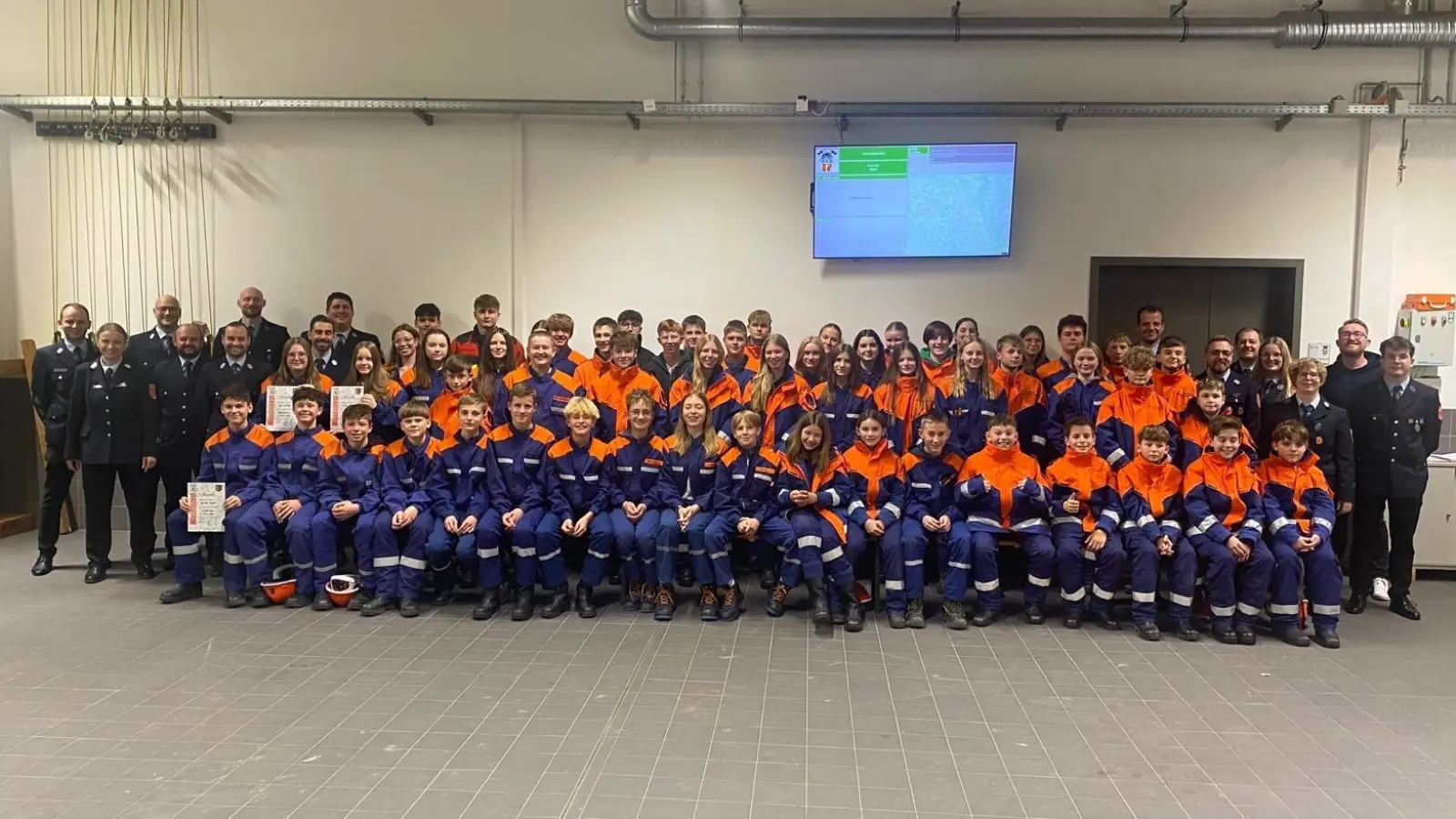 Den Wissenstest absolvierten 55 Jugendliche der Ortsfeuerwehren Irchenrieth, Bechtsrieth, Schirmitz und Pirk im Feuerwehrhaus in Irchenrieth (Bild: Michael Hammer)