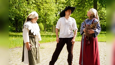 Der Troubadour beeindruckt mächtig die Ratschkattln. (Bild: Marianne Moosburger)