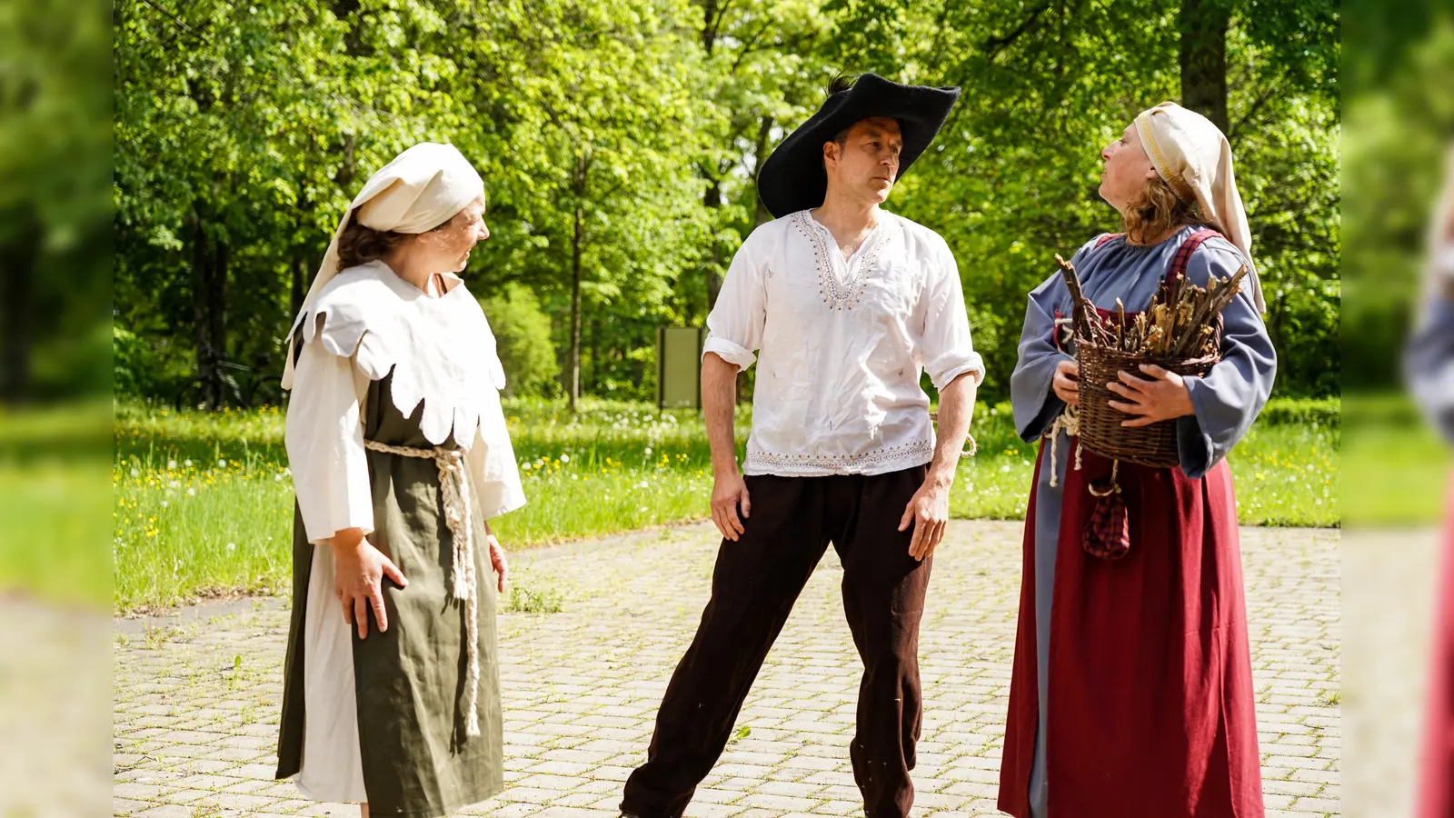 Der Troubadour beeindruckt mächtig die Ratschkattln. (Bild: Marianne Moosburger)