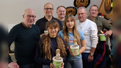 Vorne Luisa und Sophia Hiltl, hinten von links: 1. Schützenmeister Werner Gleißner, Bertram Menzel, Georg Dehling, 2. Schützenmeister Albert König, Manfred Koller. (Bild: Michaela Purrer)