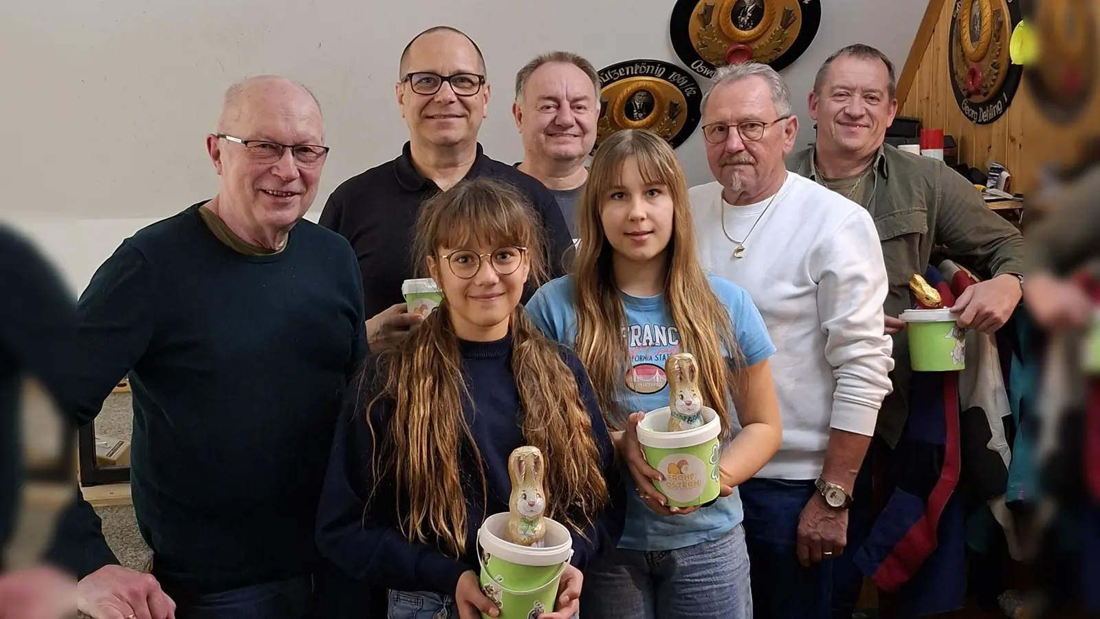 Vorne Luisa und Sophia Hiltl, hinten von links: 1. Schützenmeister Werner Gleißner, Bertram Menzel, Georg Dehling, 2. Schützenmeister Albert König, Manfred Koller. (Bild: Michaela Purrer)