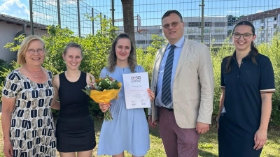 2. Vorsitzender Dr. Matthias Stadelmann (4.v.l) und Ruth Meidenbauer (1.v.l) als Leiterin der Turnabteilung des SV Kauerhof beglückwünschen Jenny Brohm zur erfolgreich absolvierten Ausbildung zur zertifizierten Übungsleiter. 2.v.l Übungsleiterin Simone Reimer und 4.v.l Kassierin und Übungsleiterin Franziska Fertsch. (Bild: Jürgen Meidenbauer)