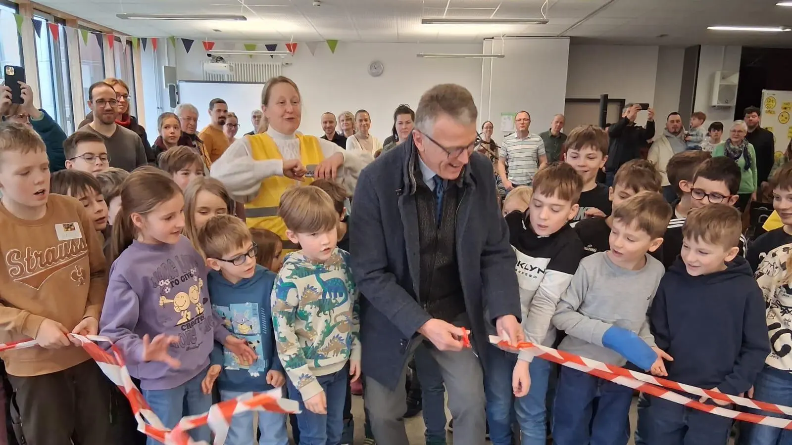 Bürgermeister Stahl eröffnet die Legostadt. (Bild: Dagmar Franz)