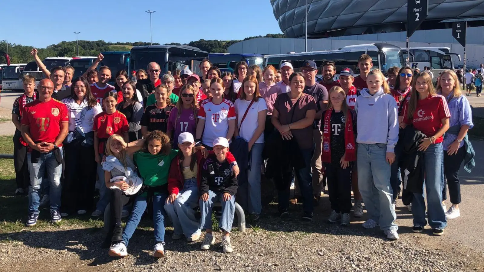 Gruppenbild vor der Allianz Arena (Bild: Konrad Nickl)