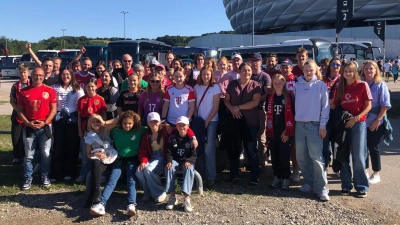Gruppenbild vor der Allianz Arena (Bild: Konrad Nickl)