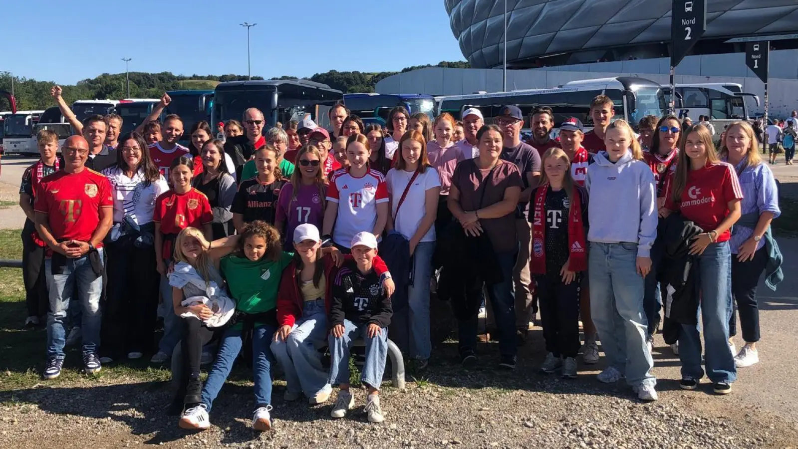 Gruppenbild vor der Allianz Arena (Bild: Konrad Nickl)