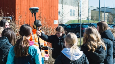 Beim „Girls‘ Day“ am ALE Oberpfalz konnten die Schülerinnen das Feld der Vermessung ausprobieren. (Bild: David Rieß)
