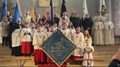 Die neue Ministrantenfahne - Im Hintergrund die Ministranten und die anwesenden Fahnenabordnungen von verschiedenen kath. Vereinen der Stadt Amberg (Bild: Niklas Giedl)