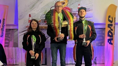 Anne Lehmann, Florian Ernstberger und Philipp Lehmann ganz links die stellvertretende Landrätin des Landkreises Haßberge, Birgit Bayer und die Vorsitzende des MSC Knetzgau, Reinhilde Finger. (Bild: Hubert Ernstberger)