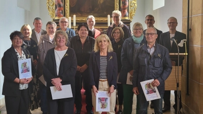 Die Jubelkonfirmandinnen und – konfirmanden hinten v.l.: Gerhard Janner, Klaus Grünbauer, Pfarrer Andreas Ruhs, Werner Steger, Martin Grill mitte v.l.: Sabine Hönle (geb. Stengel), Agnes Sturm (geb. Steger), Elfriede Kummer (geb. Landgraf), Barbara Emmerich (geb. Kammerer), Eva-Maria Stamm, Hermann Stamm vorne v.l.: Elisabeth Kielisch (geb. Krüger), Gabriele Harrison (geb. Kraus), Karin Schliffka (geb. Grünbauer), Wilhelm Wittmann (Bild: Annette Punzmann )