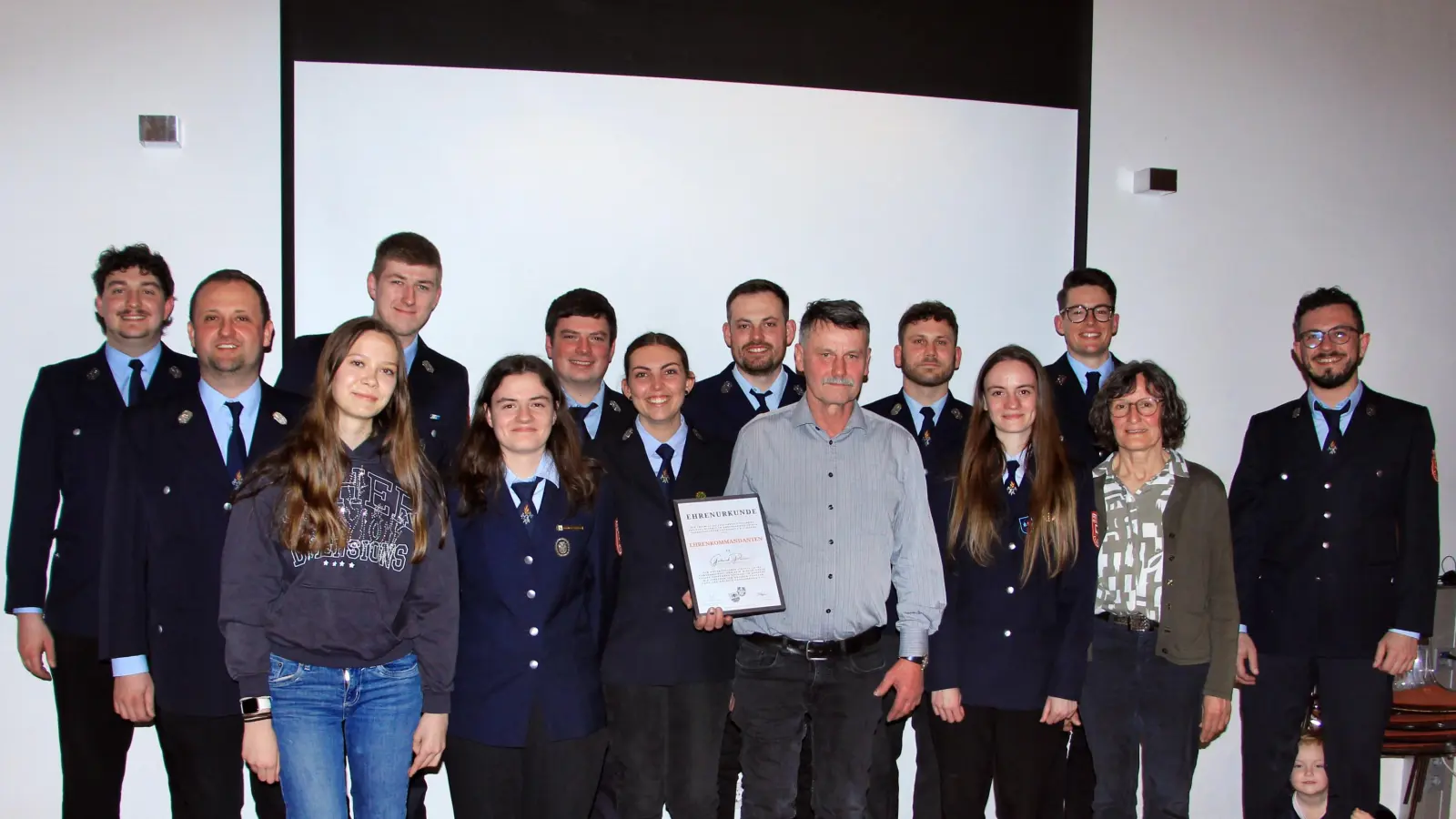 Funktionäre und geehrte Wehrangehörigen von links: Stefan Pesel, Richard Pilhofer, Mia Windisch, Johannes Steger, Eva Kellner, Paul Kellner, Maria Steger, Peter Steger, Gerhard Pürner, Tobias Pürner, Lea Kellner, Markus Höfler, 2. Bürgermeisterin Lydia Zahner und Stephan Röthenbacher.  (Bild: Leonhard Ehras)