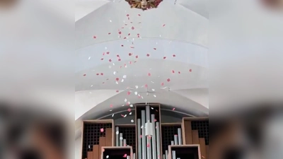 Rosenblütenregen in der Pfarrkirche St. Vitus Ursensollen. (Bild: Johannes Popp)