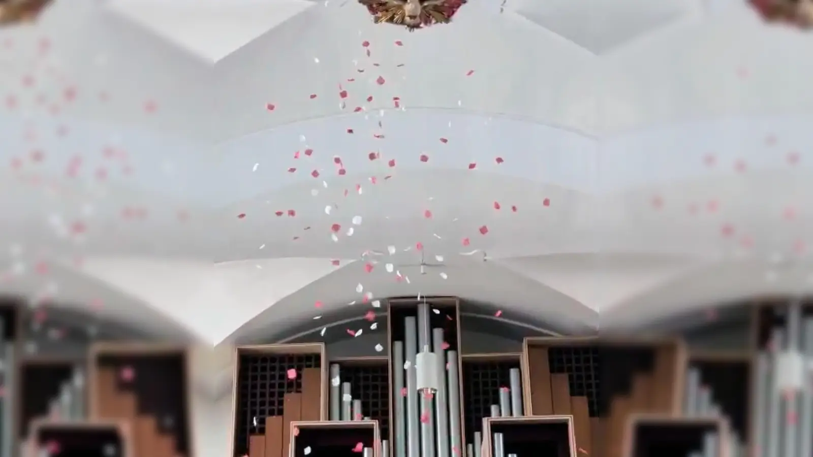 Rosenblütenregen in der Pfarrkirche St. Vitus Ursensollen. (Bild: Johannes Popp)