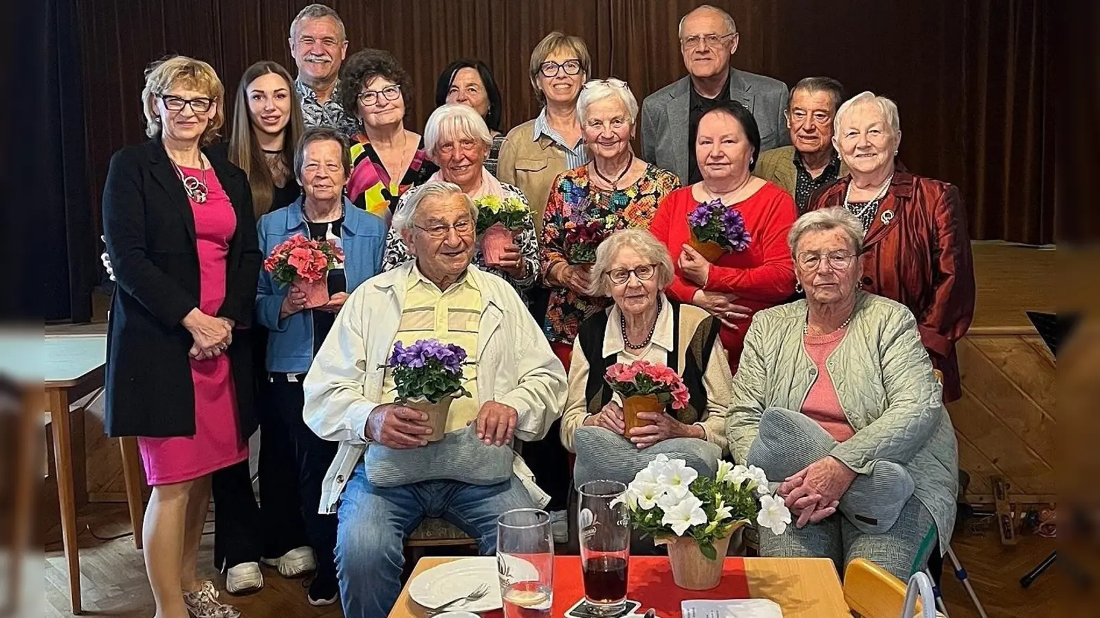 Gabriele Laurich mit Ehrengäste, Clubleiterinnen und den Geehrten. (Bild: Oleksandra Khibovska)