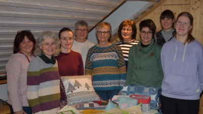 Die Teilnehmerinnen des Patchwork-Schnupperkurses auf der Glasschleif<br>4. von rechts Kursleiterin Erika Hoffmann (Bild[M]: Helmut Greger: Claudia Lippert)