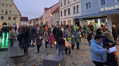 So viele Familien wie nie zogen mit Laternen und fröhlichem Gesang über den Hirschauer Marktplatz (Bild: Lisamarie Schmidl)