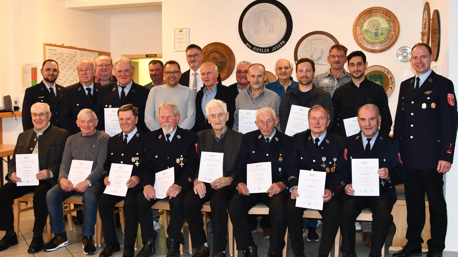 Die geehrten Mitglieder zusammen mit 1. Vorstand Thomas Kiener (rechts) und 2. Vorstand David Raab (2. Reihe links) (Bild: Julia Peltzer)