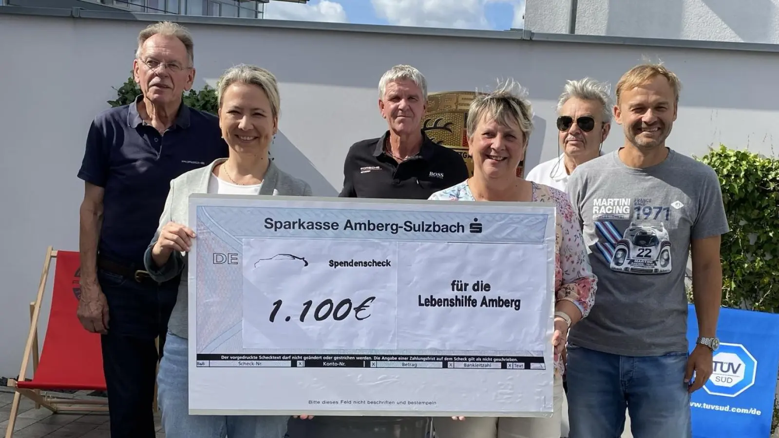 Geschäftsführerin der Lebenshilfe Amberg-Sulzbach Katrin Panek (3. v. r.) und Vorstandsmitglied Caroline Pirner (2. v. l.) freuten sich über eine großzügige Spende in Höhe von 1.100 Euro. Der Betrag stammt aus der Veranstaltung „Porsche Classic” der Porsche-Interessengemeinschaft und wurde von Wolfgang Zweck, Herbert Meyer und Christian Meyer (v. l. n. r.) übergeben. (Bild: Leonard Meyer)