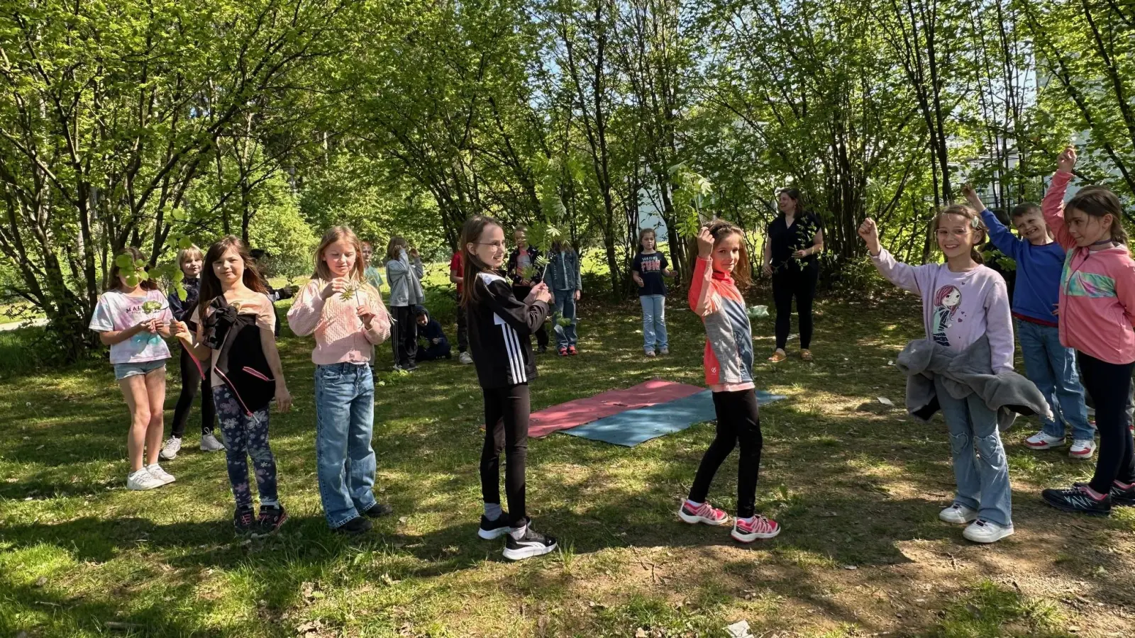 Heckenprojekttag an der Fichtelnaabtal-Grundschule (Bild: Jessica Plannerer)