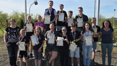 Die Gewinner der Gaumeisterschaft 2026 im Schützengau Amberg im Kinder- und Jugendbereich sowie des Gaucups mit den Jugendleiterinnen Stefanie Zach (r.) und Stefanie Kryschak (l.). (Bild: Michael Rabenhofer)