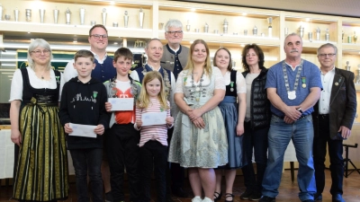 von links: Andrea Spachtholz (1. Zofe), Leon Held (2. Jugendritter), Lukas Spachtholz (1. Ritter), Jonas Berger (Jugendschützenkönig), Anna Held (1. Jugendritter), Andreas Matzke (Schützenkönig), Schützenmeister Dr. Johann Kaußler, Laura Faderl (Schützenliesl), Anja Irlbeck (2. Zofe), Birgitt Listl (2. Ritter-Auflage) Gerhard Seebauer (Schützenkönig-Auflage), Reinhard Eichler (1. Ritter-Auflage). (Bild: Michael Hauser)