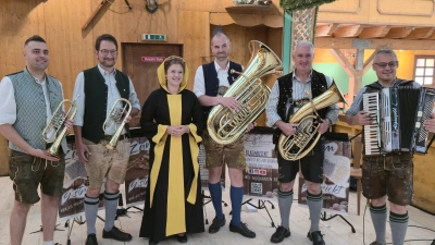 „Zam g'strickt” bei der Sammlerkrugvorstellung im Armbrustschützenzelt 2025 mit dem Münchner Kindl Franziska Inselkammer (Bild: Andreas Königsberger)