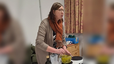 Zubereitung des Erkältungsbalsams  (Bild: Lisa Schiml)