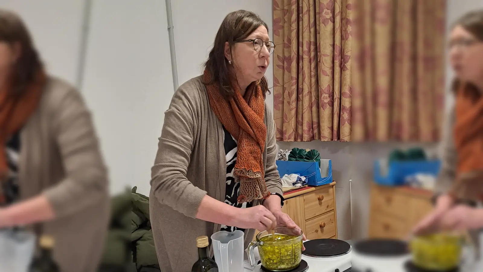 Zubereitung des Erkältungsbalsams  (Bild: Lisa Schiml)