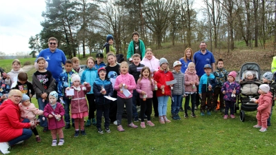 Die Ostereiersuche der Siedlergemeinschaft Feuerhof wurde mit 51 jungen Teilnehmern ein großer Erfolg. Das Organisationsteam (hinten von rechts) Franz Lotter und Tina Wolf sowie (hinten v. links) Joachim Wieltsch verteilten die Preise an Sieger und Teilnehmer. (Bild: Anton Fenk)
