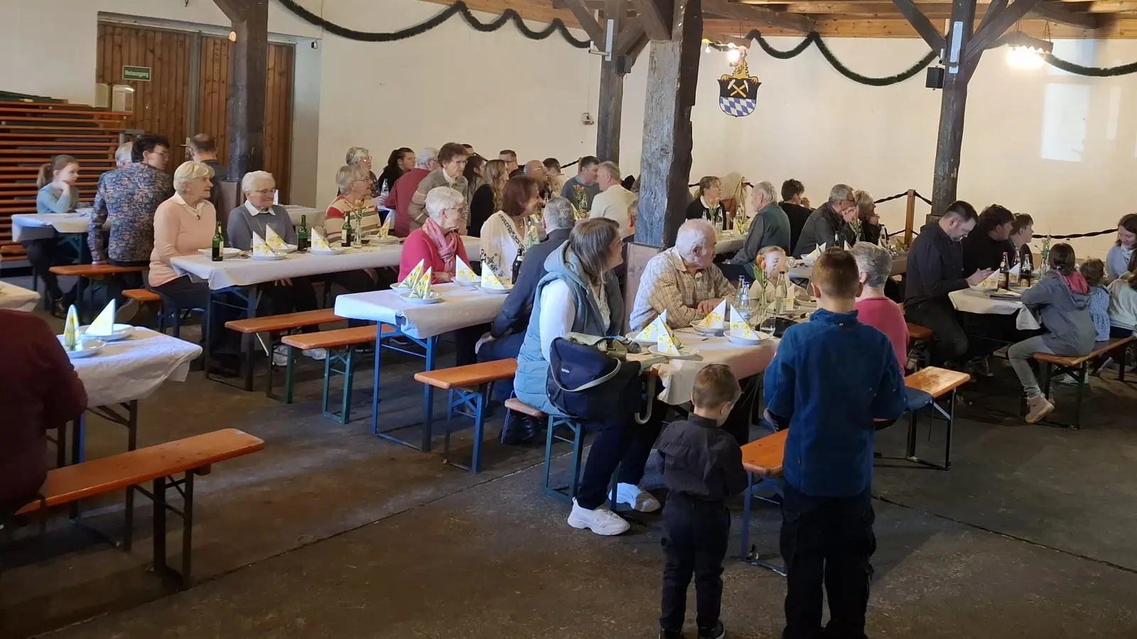 Die Gäste bei der Begrüßung zum Fastensuppenessen durch Pfarrer Benny und PGR-Sprecherin Annette Nübler. (Bild: Stephanie Lederer)