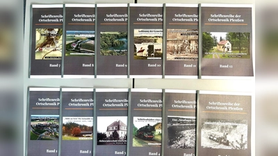 Adalbert Busl erläuterte an früheren Flurkarten die damaligen Umstände in der Landwirtschaft. Harald Seitz stellte die 12 Bändchen einer neuen Reihe der Pleußener Ortschronisten vor. (Bild: Friedrich Wölfl)