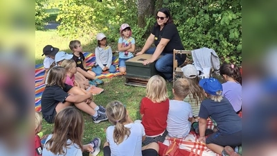Imkerin Tanja Deinzer beim Obst-und Gartenbauverein Fürnried und Umgebung. (Bild: Sandra Henselmann)