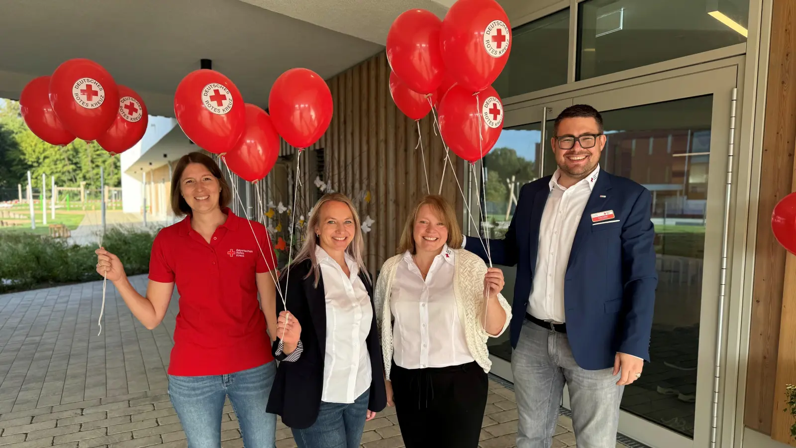 Kreisgeschäftsführer Sven Lehner, stellvertretende Einrichtungsleitung Kathrin Götzl, Einrichtungsleitung Alice Hübsch und Bereichsleitung Kindertageseinrichtungen Sonja Rath (von rechts) begrüßen am Mittwochmorgen die neuen Mitarbeiterinnen, Eltern und vor allem Kinder im neuen BRK Kinderhaus Stadttüftler in Waldershof. (Bild: Birgit Andraschko)