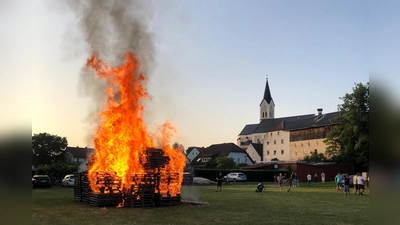 Für noch mehr Wärme sorgte das hoch lodernde Johannisfeuer. (Bild: Eva Seifried )