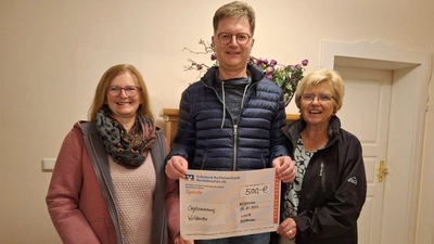 Spendenübergabe an die Kirchenverwaltung zur Orgelsanierung. (Bild: Waltraud Walter)