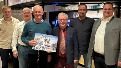 Von links nach rechts: Patrick Oppl (Personalrat), Thomas Weiß (Geschäftsstellenleiter), künftiger Rentner Karl Beer, Erster Bürgermeister Toni Dutz, Martin Förster (Bauhofleiter), Ralf Steinberger (Leiter der Kläranlage). (Bild: Sabine Saller)
