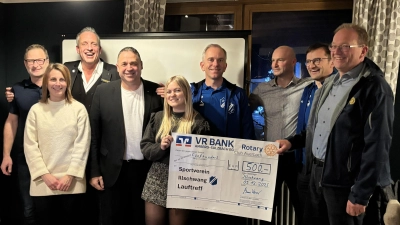 V.l.n.r. Andreas Fuchs, Stefanie Fuchs, Govenor Daniel Neuer, Prof. Dr. Christian Bär, Sabrina Übler, Jens Grahlmann, Rotary-Präsident Marco Werner, Robert Luber, Norbert Scholz. (Bild: Erich Übler)