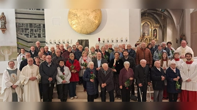 Gruppenbild der Ehejubilare mit Pfarrer Birner, Pfarrvikar Preitschaft, Diakon Gerstacker und den Ministranten. (Bild: Brigitta Heidlinger )