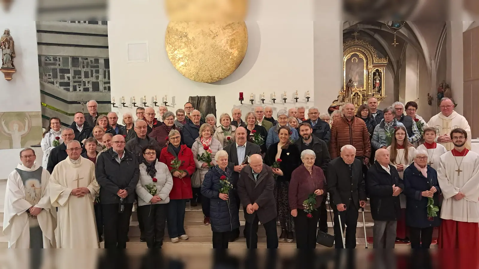 Gruppenbild der Ehejubilare mit Pfarrer Birner, Pfarrvikar Preitschaft, Diakon Gerstacker und den Ministranten. (Bild: Brigitta Heidlinger )