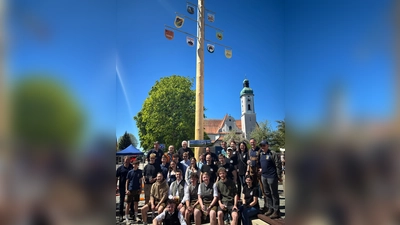 Gruppenbild aller Helfer (größtenteils stehend) und der Störnsteiner Maibaumdiebe (sitzend) vor dem Maibaum. (Bild: Luisa Miederer)