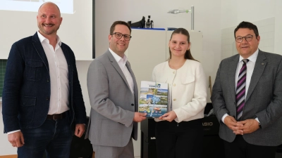Kreishandwerksmeister Florian Danzl (Zweiter von links) überreichte der Siegerin Verona Matarova im Beisein von Bürgermeister Thomas Falter (rechts) und Schulleiter Dominik Bauer (links) einen Gutschein des Oberpfälzer Seenlandes über 150 Euro. (Bild: Rudolf Hirsch )