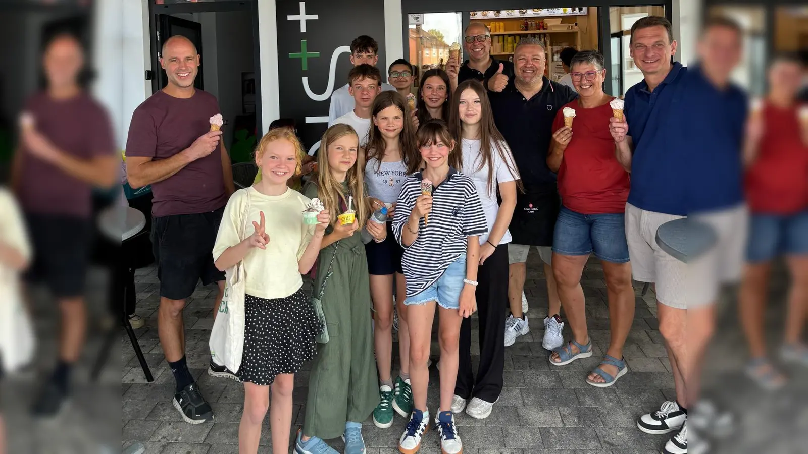 Mit Eis, spendiert von den drei Bürgermeistern und der Jugendbeauftragten startete das Ferienprogramm der Gemeinde Altenstadt/WN. (Bild: Bernhard Pscheidt)