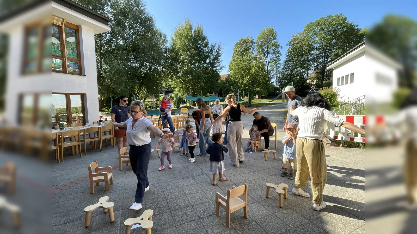 Die kleinen Strolche beim Stuhlkreis.  (Bild: Melike Mator, Andrea Fuchs und Leonie Stoiber)