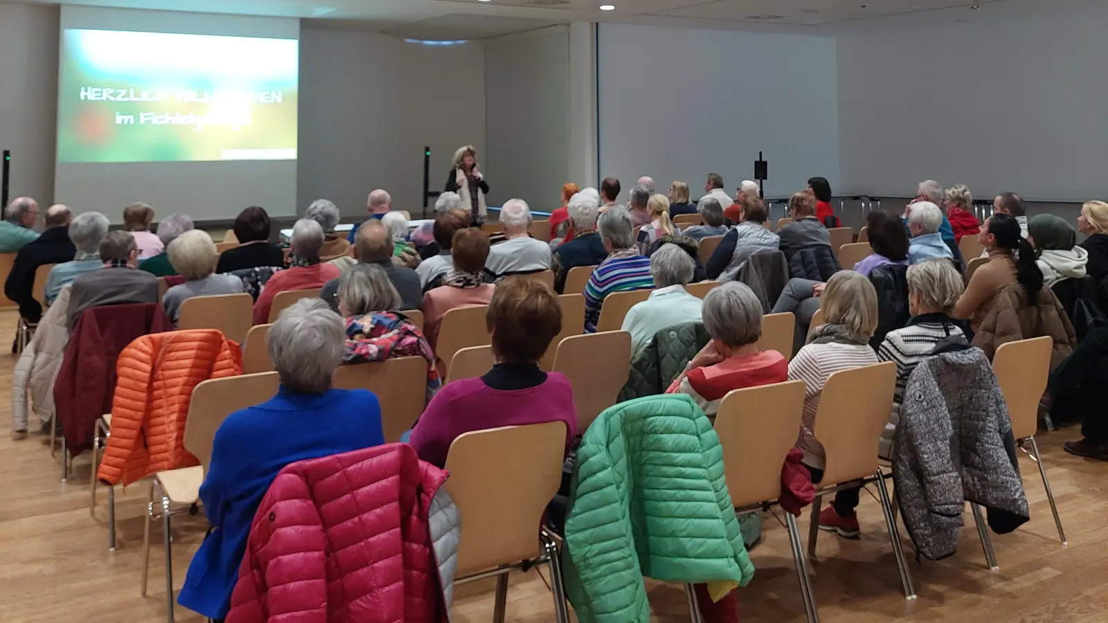 Interessanter Vortrag über „Streifzüge durch das Fichtelgebirge”.  (Bild: Birgit Schelter)