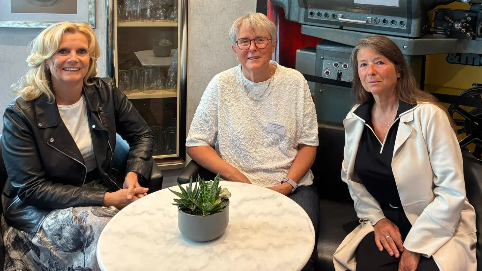 Von links: Andrea Lang (Bevollmächtigte DONUM VITAE Weiden), Elisabeth Schieder (Leiterin DONUM VITAE Weiden) und Cornelia Grünberg (Regisseurin). (Bild: Tanja Krug)