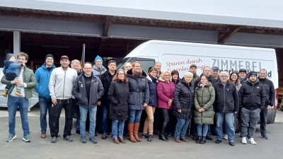 Auf dem Bild die Besuchergruppe der Freien Wähler bei der Zimmereibesichtigung. Mit auf dem Bild die Kandidatinnen und Kandidaten sowie 1.v.l. Juniorchef Sebastian Konrad, 3. v. l. Seniorchef Markus Konrad, 9. vl. 2. Bürgermeister Stefan Siller, und Bürgermeisterkandidatin Andrea Schwägerl in der Mitte.  (Bild: Max Bindl)